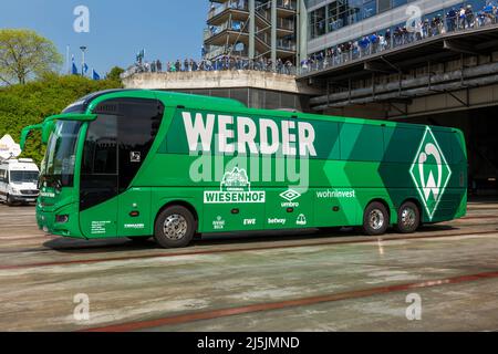 sport, calcio, 2. Bundesliga, 2021/2022, FC Schalke 04 contro SV Werder Bremen 1-4, Veltins Arena Gelsenkirchen, teambus di Werder Bremen, le NORMATIVE DFL VIETANO QUALSIASI USO DI FOTOGRAFIE COME SEQUENZE DI IMMAGINI E/O QUASI-VIDEO Foto Stock