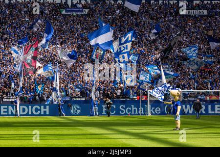 sport, calcio, 2. Bundesliga, 2021/2022, FC Schalke 04 vs. SV Werder Bremen 1-4, Veltins Arena Gelsenkirchen, divertimento ed entusiasmo per gli appassionati di calcio di Schalke, bandiere, bandiere, club mascotte Erwin, le NORMATIVE DFL PROIBISCONO QUALSIASI USO DI FOTOGRAFIE COME SEQUENZE DI IMMAGINI E/O QUASI-VIDEO Foto Stock