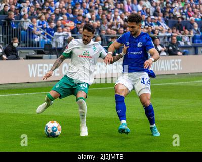 sport, calcio, 2. Bundesliga, 2021/2022, FC Schalke 04 vs. SV Werder Bremen 1-4, Veltins Arena Gelsenkirchen, scena della partita, Leonardo Jesus Loureiro Bittencourt (Brema) a sinistra e Kerim Calhanoglu (S04), le NORMATIVE DFL VIETANO L'USO DI FOTOGRAFIE COME SEQUENZE DI IMMAGINI E/O QUASI-VIDEO Foto Stock