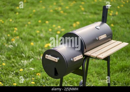 Nuova griglia per fumatori. Attrezzature per cucinare e fumare. Camera chiusa per bruciare e fumare. Foto Stock