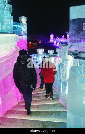 I turisti si godono le sculture di ghiaccio colorate in Harbin International Ice and Snow Sculpture Festival (Ice & Snow World) Foto Stock