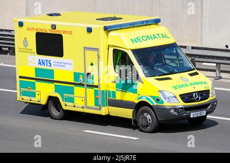 Vista laterale e frontale Mercedes National Health Service NHS Trust East of England Ambulance un equipaggio di Acute Neonatal Transfer Service che guida sull'autostrada del Regno Unito Foto Stock