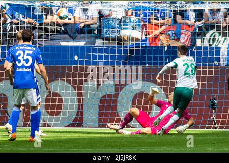 Gelsenkirchen, Veltins-Arena, 23.04.22: Ilia Gruev (Brema) köpft das 1:0 Tor gegen Torwart Martin Fraisl (Schalke) im zweiten Versuch im Spiel der 2. Foto Stock