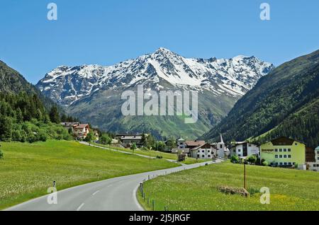 Plangeross, Austria - 23 giugno 2016: Piccolo villaggio a Pitztal, Tirolo con il ghiacciaio Pitztaler e le alpi alle spalle Foto Stock