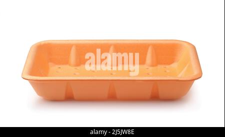 Vista frontale del vassoio vuoto per alimenti in polistirolo arancione isolato su bianco Foto Stock