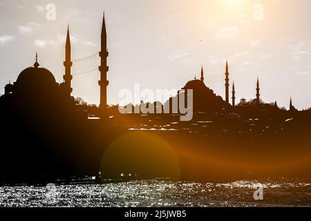 Moschee di Istanbul, vista dal Bosforo Foto Stock