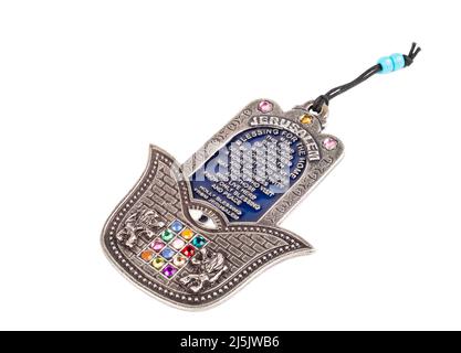 Metal hamsa per la benedizione isolato su sfondo bianco Foto Stock