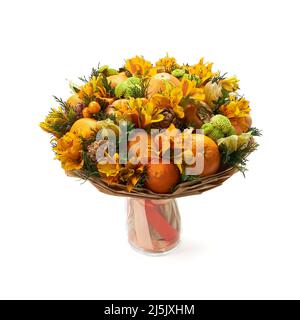 Bouquet di fiori d'arancio, arance, tangerini e coni su sfondo bianco Foto Stock