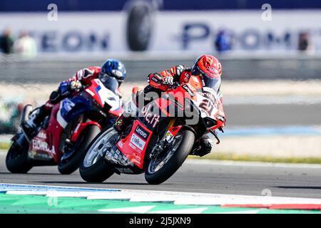 ASSEN, PAESI BASSI - APRILE 24: Michael Ruben Rinaldi d'Italia corre durante il Campionato Mondiale FIM Superbike Tissot Superpole Race durante il WorldSBK Motul Dutch Round al TT Circuit Assen il 24 Aprile 2022 ad Assen, Paesi Bassi (Foto di Andre Weening/Orange Pictures) Foto Stock