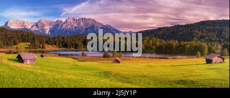 Vecchia capanna di legno Wagenbrüchsee Alpi Baviera Germania Foto Stock