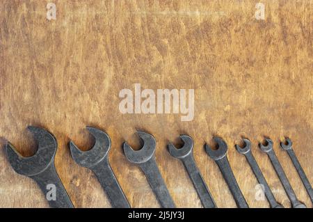 Set di vecchie chiavi su sfondo in legno Foto Stock