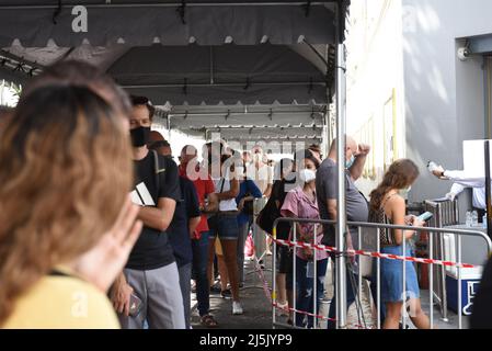 Bangkok, Tailandia. 24th Apr 2022. L'atmosfera di fronte all'Ambasciata di Francia, i francesi che vivono in Thailandia votano nel secondo turno delle elezioni presidenziali tra Emmanuel Macron del partito moderato la Republique en Marche (LREM) e Marine le Pen del partito di estrema destra Rassemblement National (RN), Il candidato presidenziale francese, tra severe misure di sicurezza, comprese misure preventive contro il COVID-19. (Credit Image: © Teera Noisakran/Pacific Press via ZUMA Press Wire) Foto Stock