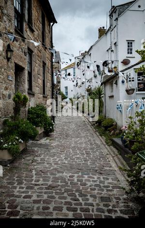 St Ives strada acciottolata con la cornovaglia San Pirano's Bunting Foto Stock