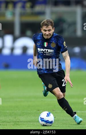 Nicolo Barella del FC Internazionale controlla la palla durante la Serie A match tra FC Internazionale e AS Roma allo Stadio Giuseppe Meazza il 23 aprile 2022 a Milano. Foto Stock