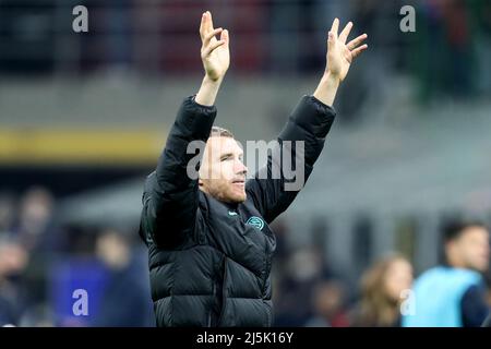 Edin Dzeko del FC Internazionale festeggia dopo aver vinto la Serie Una partita tra FC Internazionale e AS Roma allo Stadio Giuseppe Meazza il 23 aprile 2022 a Milano. Foto Stock