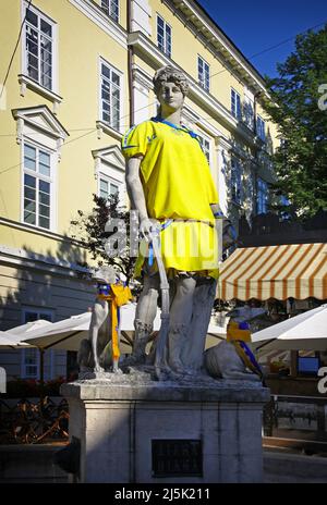 Statua di Diana che indossa la maglia della nazionale ucraina di calcio. Piazza del mercato, città di Lviv, Ucraina Foto Stock