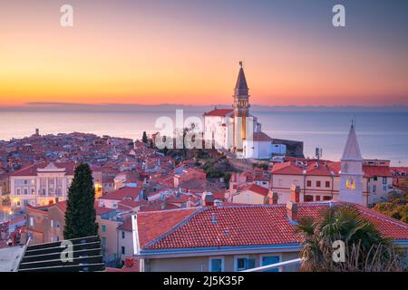 Piran, Slovenia. Immagine aerea del paesaggio urbano della splendida Pirano, Slovenia al tramonto primaverile. Foto Stock