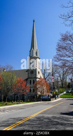 WESTPORT, CT, USA - 22 APRILE 2022: Vista da Cristo e Santa Trinità Episcopale Chiesa a Church Lane in bella primavera con Foto Stock