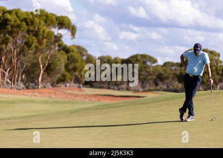 Karlkurla, Australia, 24 aprile 2022. Ryan Chisnell sulla diciottesima buca durante il campionato 2021 CKB WA PGA, parte dell'ISP HANDA PGA Tour of Australasia il 24 aprile 2022 al Kalgoorlie Golf Course a Kalgoorlie, Australia. Credit: Graham Conaty/Speed Media/Alamy Live News Foto Stock