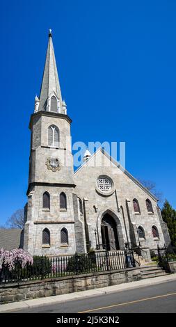 WESTPORT, CT, USA - 22 APRILE 2022: Vista da Cristo e Santa Trinità Episcopale Chiesa a Church Lane in bella primavera con Foto Stock