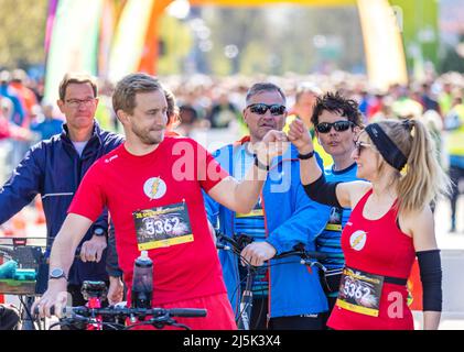 Burg, Germania. 24th Apr 2022. All'inizio della maratona Spreewald si levano in piedi i partecipanti a varie discipline di running. Ciclismo, corsa, pedalata, pattinaggio: Con la maratona Spreewald, uno dei più grandi eventi sportivi di massa del Brandeburgo si svolge ancora una volta nello Spreewald dopo una pausa di tre anni. Credit: Frank Hammerschmidt/dpa - ATTENZIONE: Solo per uso editoriale in connessione con l'attuale copertura delle 20th Spreewald Marathon/dpa/Alamy Live News Foto Stock