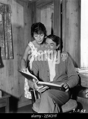 GREGORY PECK e la sua seconda moglie VERONIQUE PECK sul set Candid durante le riprese dell'AMATO regista INFEDEL 1959 HENRY KING basato sul libro di Sheilah Graham e Gerold Frank sceneggiatura Sy Bartlett musica Franz Waxman Jerry Wald Productions / Twentieth Century Fox Foto Stock