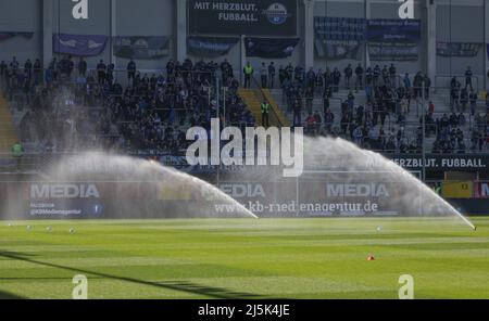 Paderborn, Germania. 24th Apr 2022. Calcio: 2nd Bundesliga, SC Paderborn 07 - Hannover 96, Matchday 31 alla Benteler Arena. Il tappeto erboso viene innaffiato prima dell'inizio del gioco. Credit: Friso Gentsch/dpa - NOTA IMPORTANTE: In conformità con i requisiti della DFL Deutsche Fußball Liga e della DFB Deutscher Fußball-Bund, è vietato utilizzare o utilizzare fotografie scattate nello stadio e/o della partita sotto forma di immagini di sequenza e/o serie di foto video-simili./dpa/Alamy Live News Foto Stock