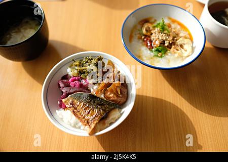 Colazione tradizionale giapponese in un hotel aeroportuale; Narita, Giappone Foto Stock