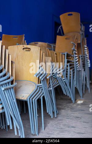 magazzino con sedie impilate una sull'altra. Foto di alta qualità Foto Stock