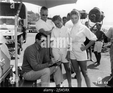 GREGORY PECK su set location candido a Malibu California firma autografi per i fan durante le riprese del FAMOSO regista DI INFIDEL 1959 HENRY KING basato sul libro di Sheilah Graham e Gerold Frank sceneggiatura Sy Bartlett musica Franz Waxman Jerry Wald Productions / Twentieth Century Fox Foto Stock