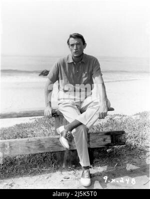 GREGORY PECK sul set location Candid in Malibu California durante le riprese del REGISTA HENRY KING INFIDEL 1959 AMATO sulla base del libro di Sheilah Graham e Gerold Frank sceneggiatura Sy Bartlett musica Franz Waxman Jerry Wald Productions / Twentieth Century Fox Foto Stock