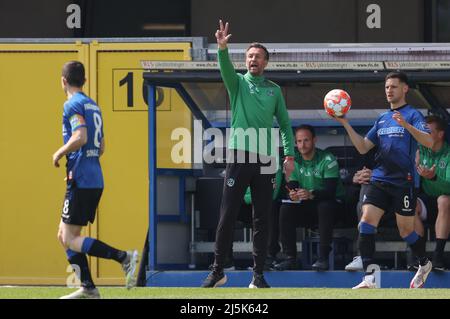 Paderborn, Germania. 24th Apr 2022. Calcio: 2nd Bundesliga, SC Paderborn 07 - Hannover 96, Matchday 31 alla Benteler Arena. Il pullman di Hannover Christoph Dabrowski punta tre dita verso l'alto. Credit: Friso Gentsch/dpa - NOTA IMPORTANTE: In conformità con i requisiti della DFL Deutsche Fußball Liga e della DFB Deutscher Fußball-Bund, è vietato utilizzare o utilizzare fotografie scattate nello stadio e/o della partita sotto forma di immagini di sequenza e/o serie di foto video-simili./dpa/Alamy Live News Foto Stock