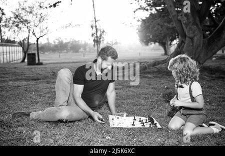 famiglia felice, paternità e infanzia, stare insieme, strategico e tattico Foto Stock