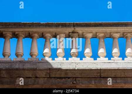 Primo piano di una balaustra in marmo bianco in stile classico contro un cielo blu chiaro e spazio copia. Brescia centro, Lombardia, Italia, Europa. Foto Stock
