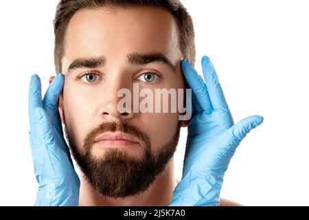 Bell'uomo durante il check-up prima di un intervento chirurgico di plastica Foto Stock