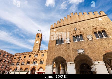 Treviso centro. Palazzo medievale, Palazzo dei Trecento o Palazzo della ragione, 1268 e la Torre Civica, 1218. Piazza dei Signori, Veneto, Italia. Foto Stock