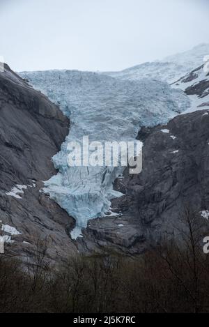 Briksdalsbreen è un braccio di ghiacciai che scende dal più grande glacierJostedalsbreen continentale d'Europa e dal Parco Nazionale di Jostedalsbreen in Norvegia. Foto Stock