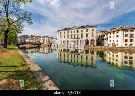 Paesaggio urbano del centro di Treviso con il fiume Sile con la strada chiamata Riviera Garibaldi e un piccolo ponte pedonale. Veneto, Italia, Europa. Foto Stock