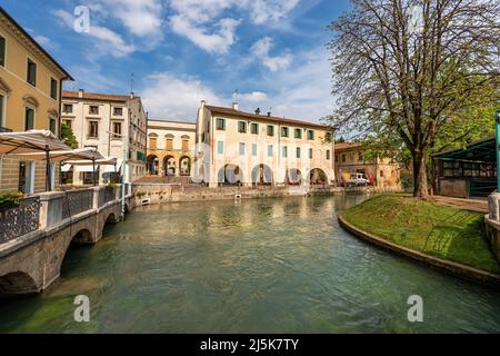 Paesaggio urbano del centro di Treviso con il fiume Sile con la strada chiamata Via Pescheria (via del mercato del pesce e isola). Veneto, Italia, Europa. Foto Stock