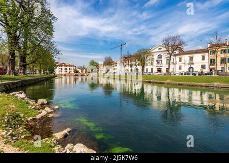 Paesaggio urbano del centro di Treviso con il fiume Sile con la strada chiamata Riviera Garibaldi e il ponte chiamato Ponte Dante. Veneto, Italia, Europa. Foto Stock