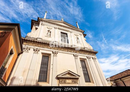 Brescia. Chiesa di Santa Giulia (santo martire religioso) con le statue di San Biagio e San Benedetto, in stile rinascimentale, 1593-1599. Italia. Foto Stock