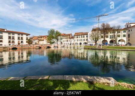 Paesaggio urbano del centro di Treviso con il fiume Sile con la strada chiamata Riviera Garibaldi e il ponte chiamato Ponte Dante. Veneto, Italia, Europa. Foto Stock