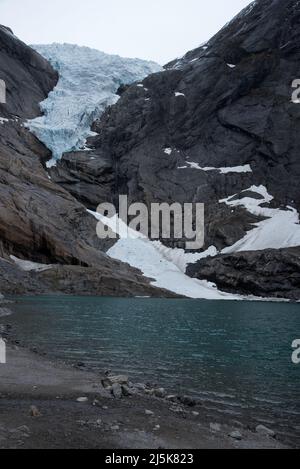 Briksdalsbreen è un braccio di ghiacciai che scende dal più grande glacierJostedalsbreen continentale d'Europa e dal Parco Nazionale di Jostedalsbreen in Norvegia. Foto Stock