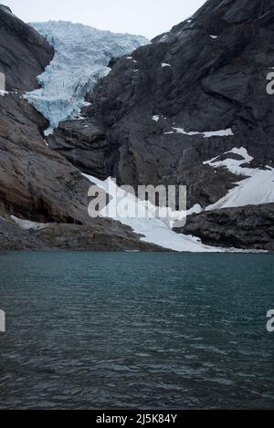 Briksdalsbreen è un braccio di ghiacciai che scende dal più grande glacierJostedalsbreen continentale d'Europa e dal Parco Nazionale di Jostedalsbreen in Norvegia. Foto Stock