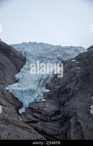 Briksdalsbreen è un braccio di ghiacciai che scende dal più grande glacierJostedalsbreen continentale d'Europa e dal Parco Nazionale di Jostedalsbreen in Norvegia. Foto Stock