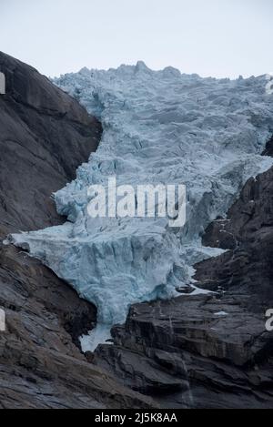 Briksdalsbreen è un braccio di ghiacciai che scende dal più grande glacierJostedalsbreen continentale d'Europa e dal Parco Nazionale di Jostedalsbreen in Norvegia. Foto Stock