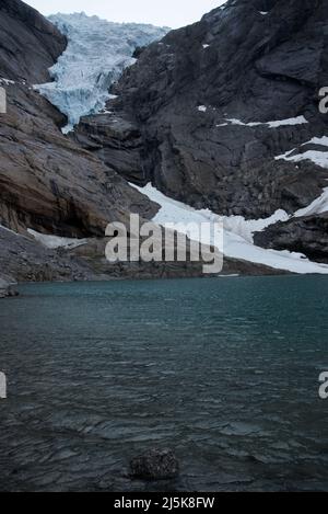 Briksdalsbreen è un braccio di ghiacciai che scende dal più grande glacierJostedalsbreen continentale d'Europa e dal Parco Nazionale di Jostedalsbreen in Norvegia. Foto Stock