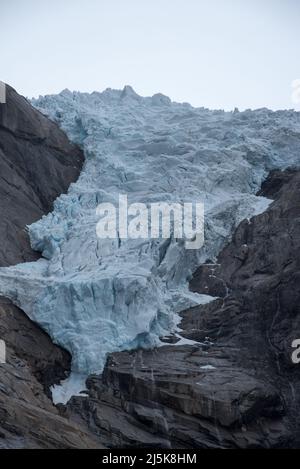 Briksdalsbreen è un braccio di ghiacciai che scende dal più grande glacierJostedalsbreen continentale d'Europa e dal Parco Nazionale di Jostedalsbreen in Norvegia. Foto Stock