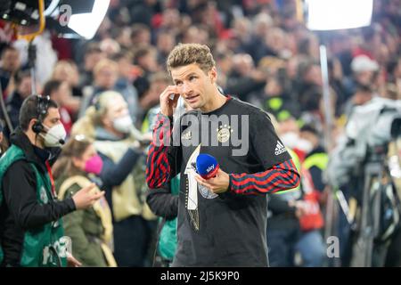 23 Aprile 2022, Baviera, Monaco di Baviera: Calcio: Bundesliga, Bayern Monaco di Baviera - Borussia Dortmund, Matchday 31, Allianz Arena. Thomas Müller del FC Bayern München arriva per un'intervista dopo la partita. Foto: Matthias Balk/dpa Foto Stock