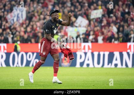 Monaco di Baviera, Germania. 23rd Apr 2022. Calcio: Bundesliga, Baviera Monaco - Borussia Dortmund, Matchday 31, Allianz Arena. Alphonso Davies del FC Bayern München celebra la vittoria del campionato. Credit: Matthias Balk/dpa/Alamy Live News Foto Stock